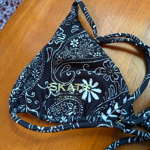 Skatie bikini top 🖤🤍 - Picture 2 of 2